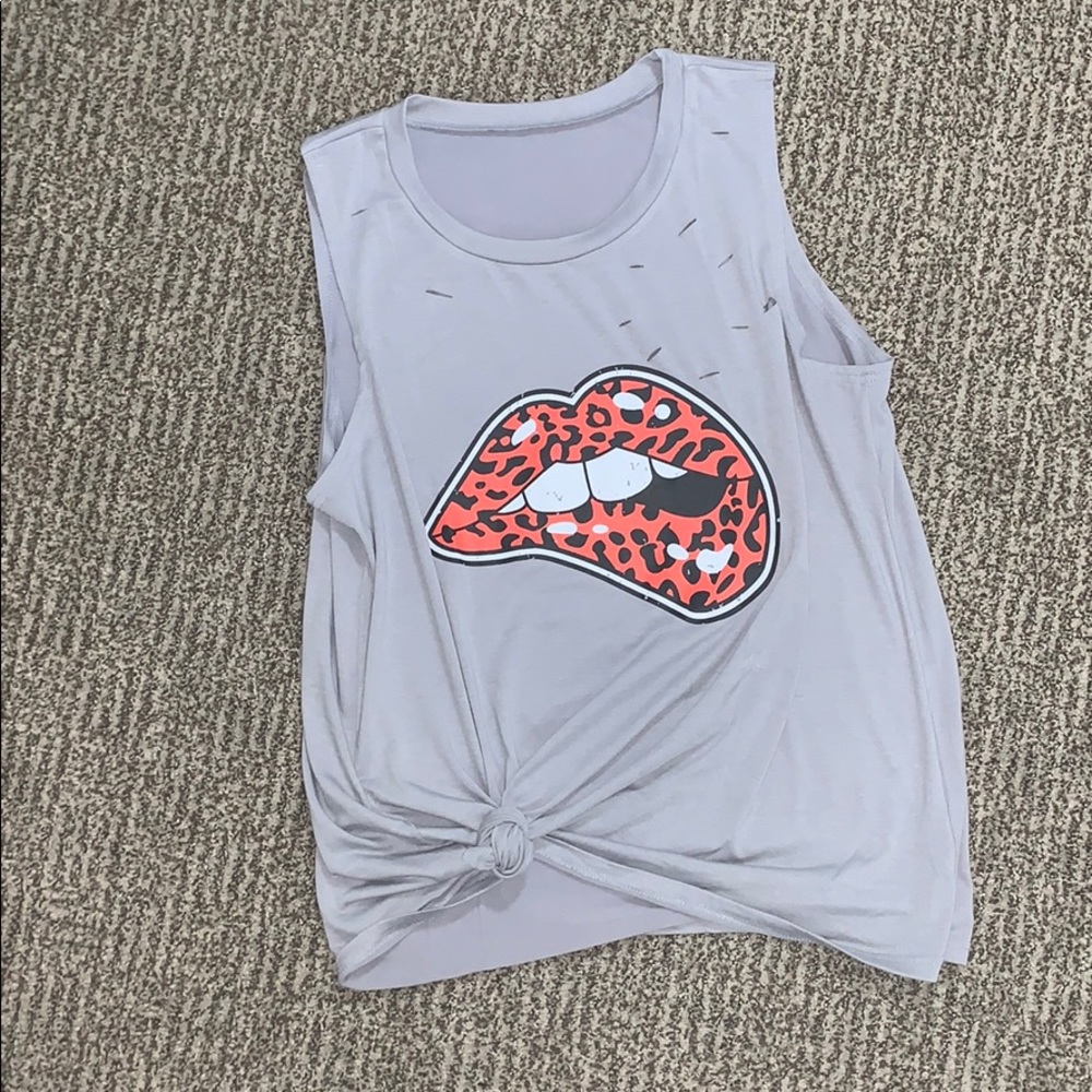 Leopards lip distressed boyfriend tank in Grey